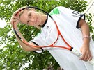 Podepsaná tenisová raketa a triko Andreho Agassiho