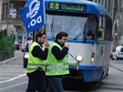 Stávkující pecházejí pes Nádraní ulici v Ostrav, zámrn blokují nestávkující die tramvají.