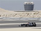 SCHUMI SÁM V POUTI. Michael Schumacher v Mercedesu pi úvodním tréninku GP Bahrajnu.