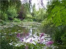 Procházet zahrady Clauda Moneta, které tento impresionista sám stvoil, je jako vstupovat do jeho obraz.