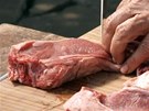 lachu obepínající maso nakrojte, aby se vám pi grilování kotleta nezkroutila.