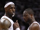 CO SE STALO? Hvzdy Miami Dwyane Wade a LeBron James na porad v rozhodujících okamicích duelu.  