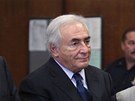 Dominique Strauss-Kahn (uprosted) se svými právníky ped newyorským soudem (6. ervna 2011)