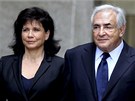 Dominique Strauss-Kahn kráí se svojí manelkou Anne Sinclairovou k soudní budov (6. ervna 2011)