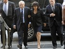 Dominique Strauss-Kahn se svojí manelkou ped soudem na Manhattanu (6. ervna 2011)