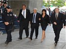 Na Dominiguea Strauss-Kahna ekali ped soudem desítky televizních táb i zamstnanci hotel (6. ervna 2011)