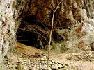 Ped Rytískou jeskyní se dochovaly zbytky zdí prastarého opevnní