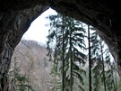 Portál Rytíské jeskyn je impozantní