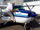 Letadlo Cessna 172 pro 3 cestující a jednoho pilota  poslední úpravy ped startem