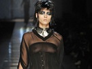 K létu (2011) patí lehké tuniky - Topmodelka Crystal Rennová v erné prsvitné