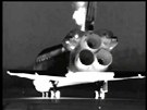 Raketoplán Endeavour krátce po přistání v záběru kamerou s nočním viděním