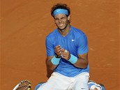 ZASE JSEM TO VYHRL. Rafael Nadal se raduje z estho vtzstv na Roland Garros.