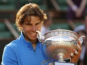 NA TO JSEM U ZVYKL. Rafael Nadal si trofej pro vtze Roland Garros potkal u poest.