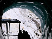 Ledov jeskyn Grotte de la Mer de Glace prvem pat k nejvtm turistickm lkadlm hor nad horskm letoviskem Chamonix.