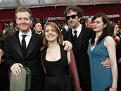 Oscar - Glen Hansard, Markéta Irglová a re�isér filmu Once John Carney s doprovodem na �erveném koberci