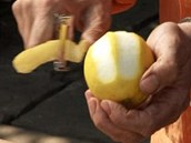 Z chemicky neošetřeného (nejlépe bio) citronu si naloupejte plátky kůry.  