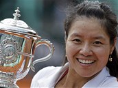 nsk tenistka Li Na pzuje s trofej pro vtzku Roland Garros.