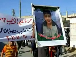 Syan protestuj proti umuen Hamzy Chtiba (28. kvtna 2011) 