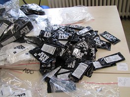 Pi razii v brnnskm Amsterdam shopu zabavila policie 1 600 balk se syntetickmi drogami.