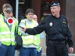 Strnk se sna zastavit stvkujc odbore ostravskho dopravnho podniku, aby neblokovali tramvaje.