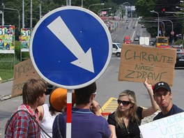 Studenti bojují za nový přechod u UTB ve Zlíně. Svázali se uprostřed cesty.