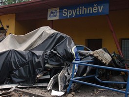 Rychlk narazil do kamionu na pejezdu u Spytihnvi na Zlnsku. (8. ervna 2011)
