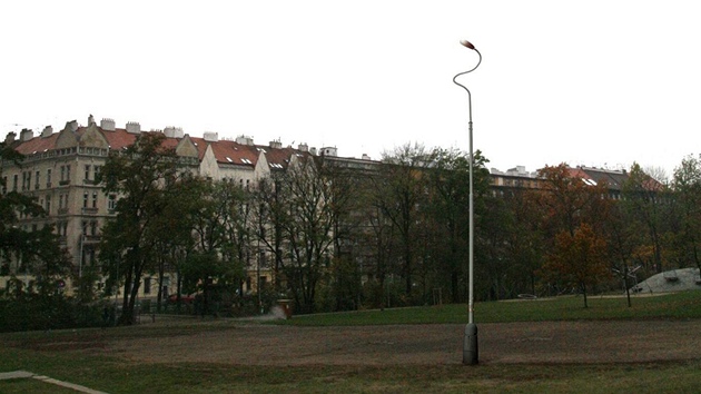 Socha v podob lampy od Kritofa Kintery nese název "Z vlastního rozhodnutí".