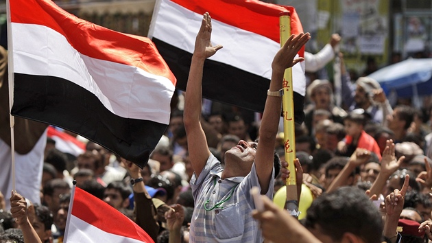 Jemenci oslavují odjezd prezidenta Alího Abdalláha Sáliha ze zem.