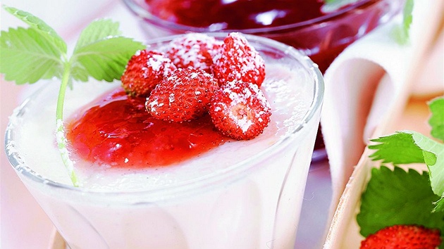 Panna cotta s jahodami.