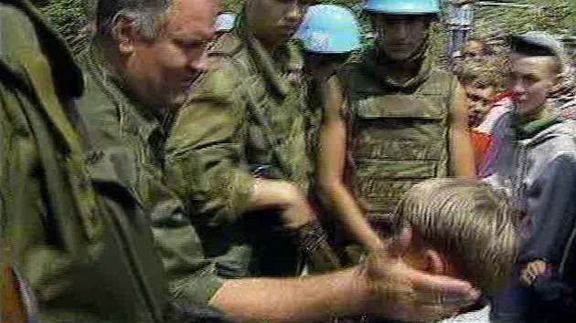 ervenec 1995, Srebrenica. Ratko Mladi hladí malého Izudina Alie