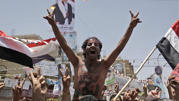 Jementí vojáci ped vládní budovou v San'á