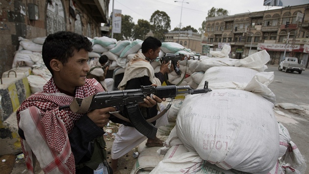 Jementí vojáci ped vládní budovou v San'á