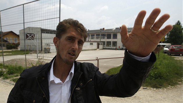 Mevludin Ori ukazuje kolní budovu, kde Srbové ped masakrem dreli zajaté muslimy (3. ervna 2011)