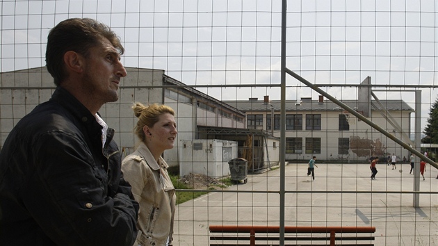 Mevludin Ori ukazuje dcei kolní budovu, kde Srbové ped masakrem dreli zajaté muslimy (3. ervna 2011)