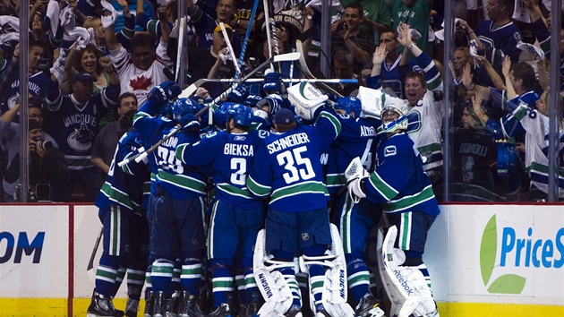 Vancouver ve finále Stanleyova poháru podruhé t�sn� p�ehrál Boston. Hrá�i i fanou�ci �ílí radostí.