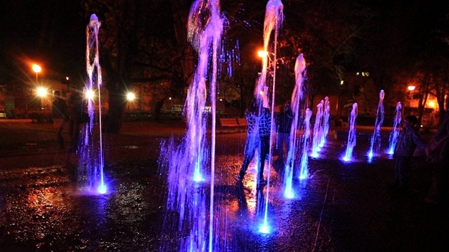 Osvtlená fontána v Bezruov parku v Kromíi
