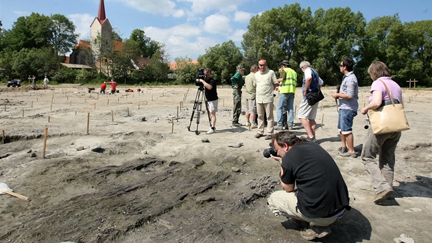 Archeologové zkoumají dno Staromstského rybníka v Teli