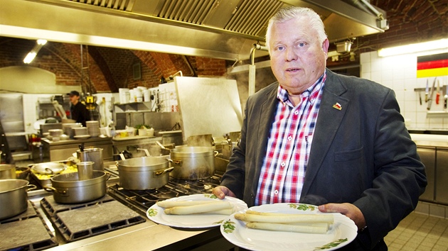 Joachim Berger, majitel restaurace v Lübecku, v které se údajn� smrtící infekcí nakazilo 17 lidí.