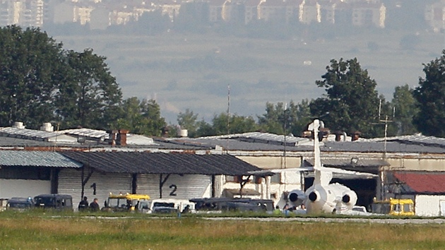 Vzdálený hangár rotterdamského letit, kam zaroloval letoun s Mladiem na palub. (31. kvtna 2011) 
