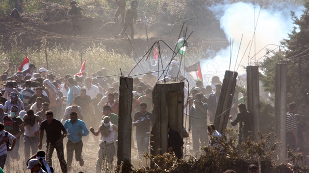 Palestintí a syrtí demonstranti u izraelských hranic v Golanských výinách (5. ervna 2011)