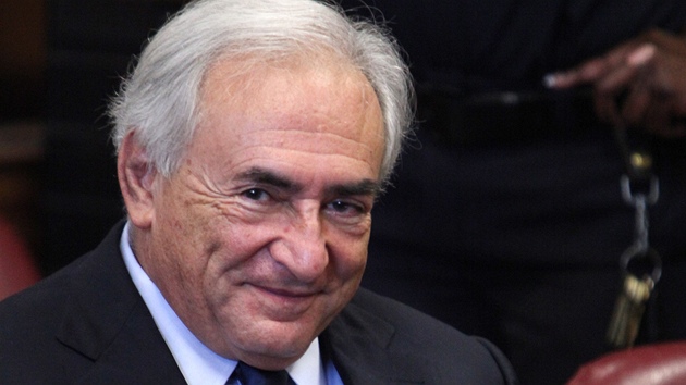 Newyorská policie zatýká éfa MMF Dominiqua Strauss-Kahna (14. kvtna 2011)