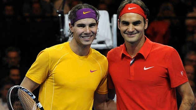 Rafael Nadal (vlevo) a Roger Federer. 