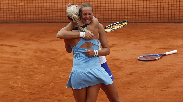 Lucie Hradecká a Andrea Hlaváková (zády) po promnném mebolu ve finále tyhry na Roland Garros 