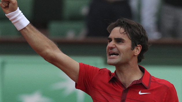 Roger Federer slaví vítzství nad Djokoviem v semifinále Roland Garros