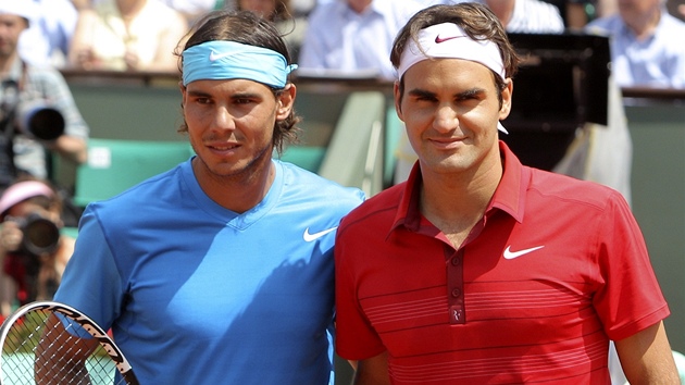 Rafael Nadal (vlevo) a Roger Federer ped finálovým soubojem na Roland Garros 2011