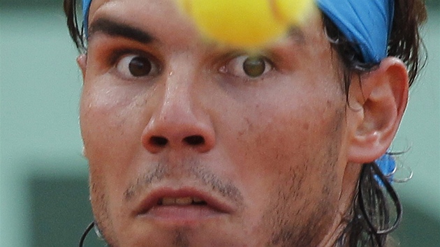 Rafael Nadal se soustedí na letící míek