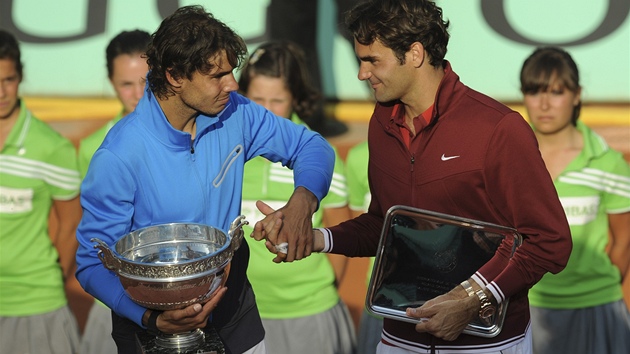 Rafael Nadal (vlevo), Roger Federer. Dva velcí rivalové a pátelé po finále Roland Garros 2011