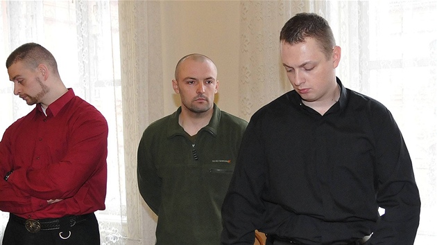 Soud s policisty, kteří figurovali v případu ubitého Vietnamce. Zleva Josef Srnský, Jarmil Šimoník a František Jaroš.