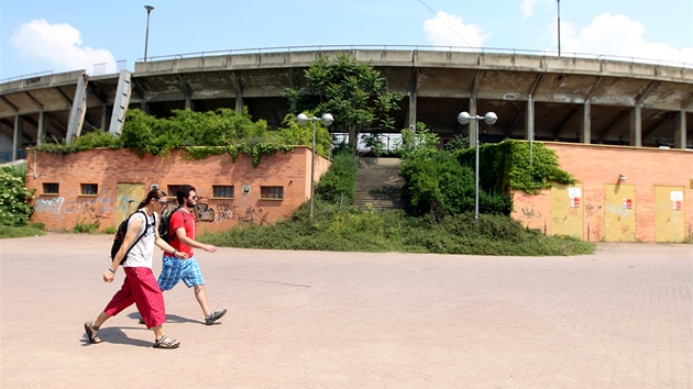 Legendární fotbalový stadion za Luánkami v Brn jen stále zarstá plevelem.