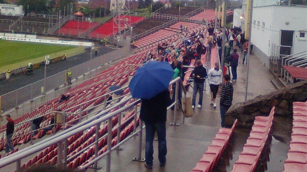 Na poslední prvoligové utkání sestupující Zbrojovky Brno s Jabloncem v sezon 2010/2011 se na stadion v Srbské ulici pilo podívat jen pár stovek divák.